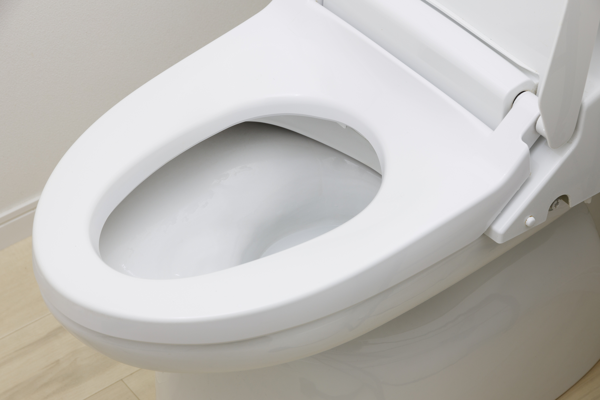 トイレの水が逆流したら要注意！原因と対処法、専門家に頼むべき？