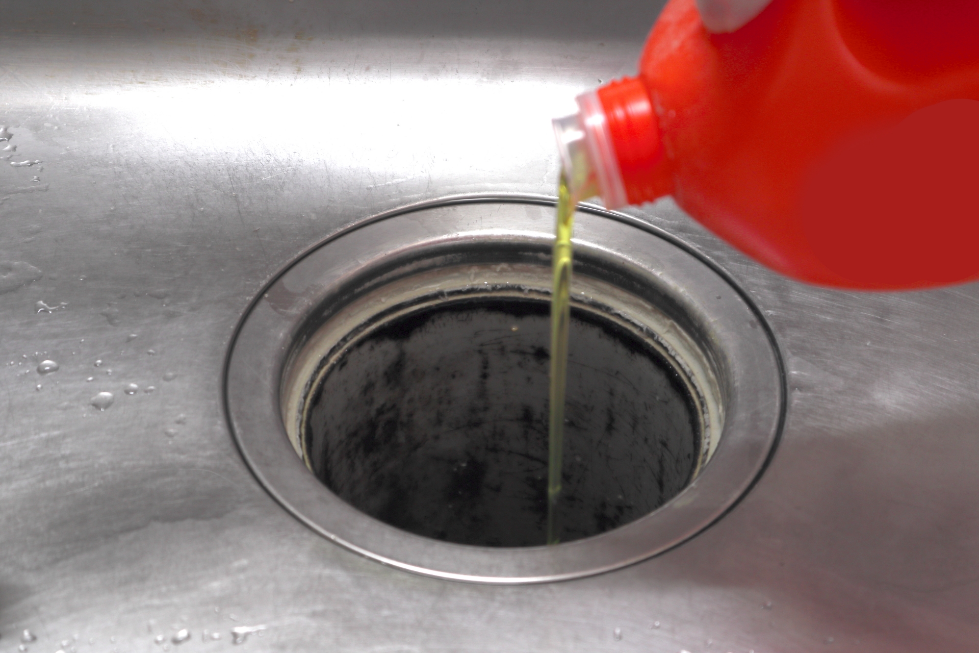 キッチンの排水溝詰まりにパイプユニッシュは効く？